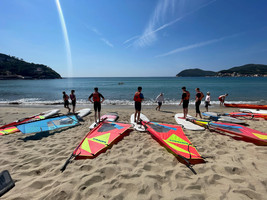 Sportkurs beim Windsurfen auf Elba